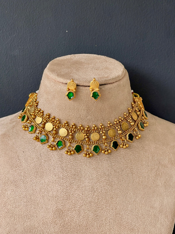Emerald coin chocker