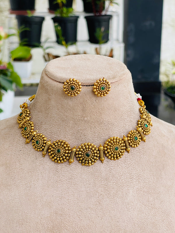 Emerald flower chocker