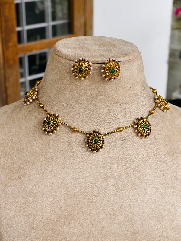 Emerald Oval Flower chocker