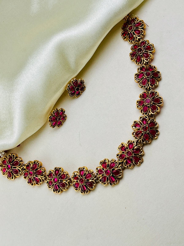 Ruby flower necklace (Studs)
