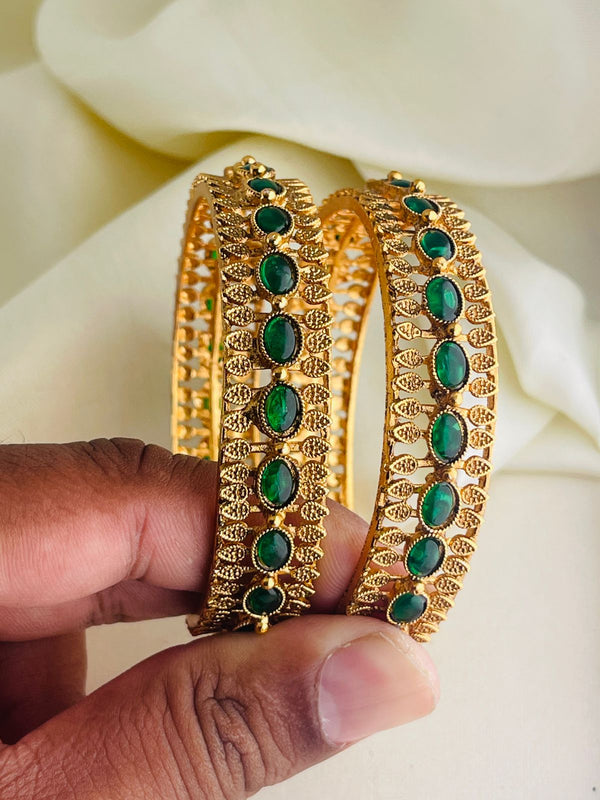 Emerald Leaf Bangle (2.6 Size)