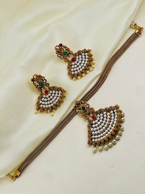 Dancing pearl design chocker