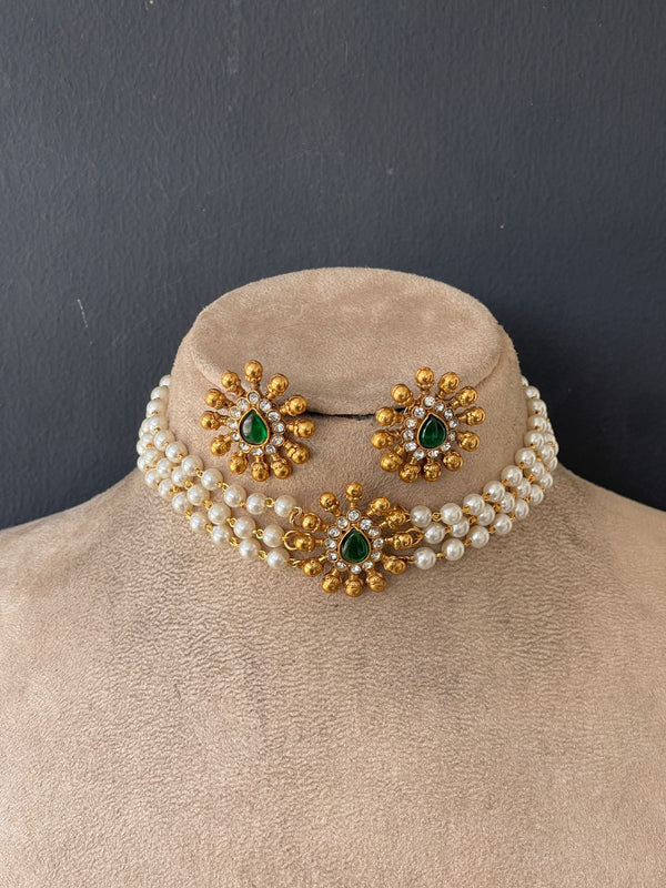 Emerald Stone White Pearl Chocker
